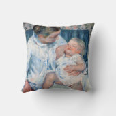 母は眠い子供のカサットを洗おうとしている クッション (裏面)