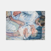 母は眠い子供のカサットを洗おうとしている フリースブランケット (正面(横))