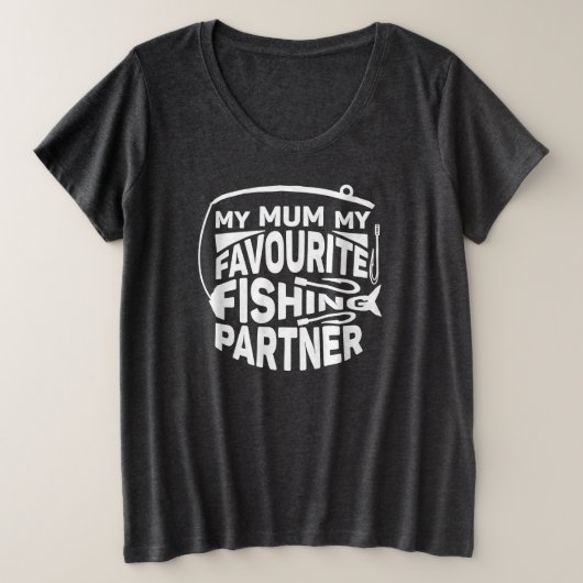母は私の魚釣りお気に入りのパートナー。 プラスサイズTシャツ (デザイン正面)