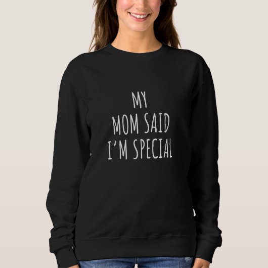 母は私を特別だと言っています Tシャツ 面白い母の言葉 息子 (正面)