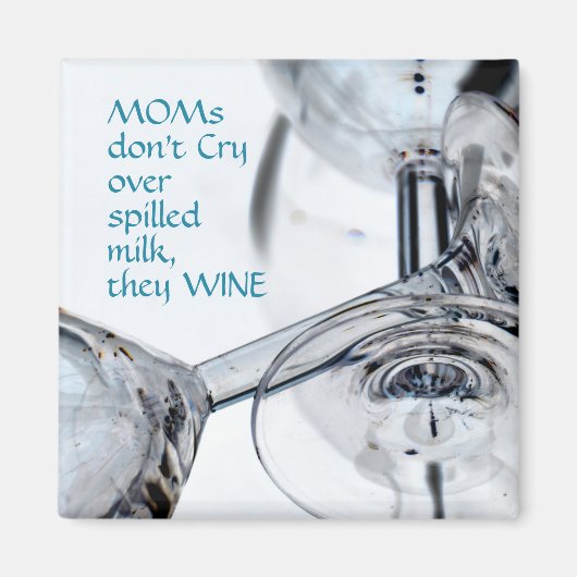 母は自分のワインをこぼしたミルクに泣かないおもしろい マグネット (正面)