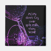 母は酒を飲んでミルクをこぼしても泣かないおもしろい マグネット (正面)