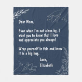 母への贈り物ネイビーパーソナライズされたブルーレター フリースブランケット (正面)