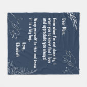 母への贈り物ネイビーパーソナライズされたブルーレター フリースブランケット (正面(横))