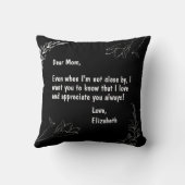 母への贈り物パーソナライズされたブラックレター母ファイル クッション (裏面)