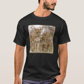 母を持つアフリカのライオンの子 Tシャツ