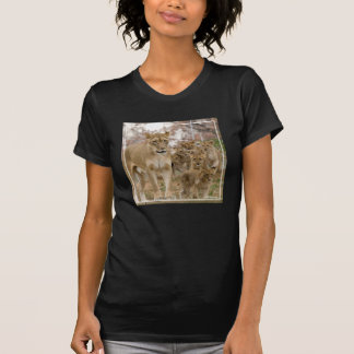 母を持つアフリカのライオンの子 Tシャツ