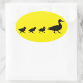 母アヒルとアヒルのシルエット 楕円形シール (バッグ)