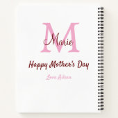 母シンプルミニマル日モノグラムのピンクの名前テックス ノートブック (裏面)