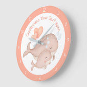 母ベビー鯨かわいいアニメがパーソナライズ ラージ壁時計 (傾斜)