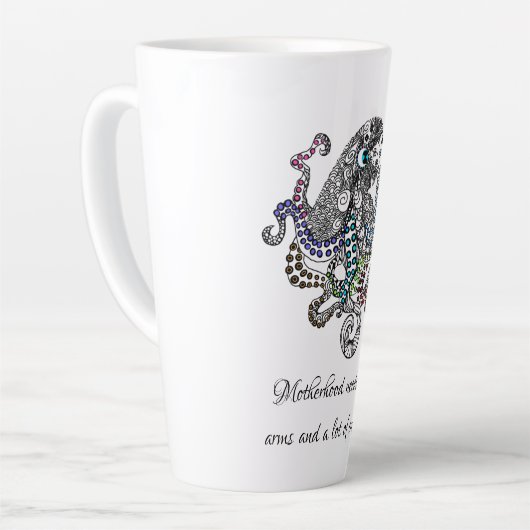 母性には8本の腕のタコアートカードが必要 カフェラテマグ (左アングル)