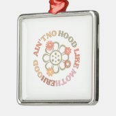 母性のようなフードは無い メタルオーナメント (左)