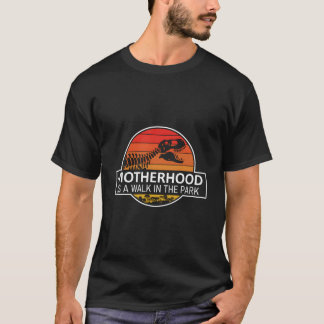 母性は公園のジョークの散歩だ Tシャツ