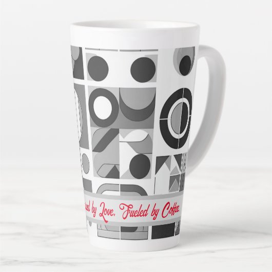 母性：愛で動く，コーヒーで燃料。 カフェラテマグ (右アングル)