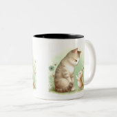 母猫と子猫：ほのぼのとしたマグカップ ツートーンマグカップ (正面右)