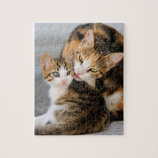 母猫はかわいい子ネコを愛します ジグソーパズル (縦)
