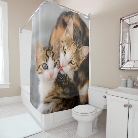 母猫はかわいい子ネコ、たらいを愛します シャワーカーテン (インサイチュ)