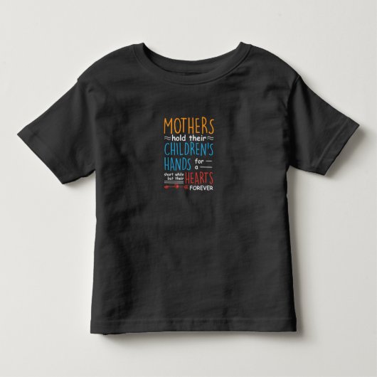 母親が子どもと手を結ぶ トドラーTシャツ (正面)