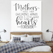 母親が子どもの手を少し握る キャンバスプリント (インサイチュ (寝室))