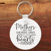 母親が子どもの手を少し握る キーホルダー (正面)