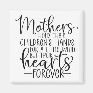 母親が子どもの手を少し握る マグネット