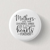 母親が子どもの手を少し握る 缶バッジ (正面)