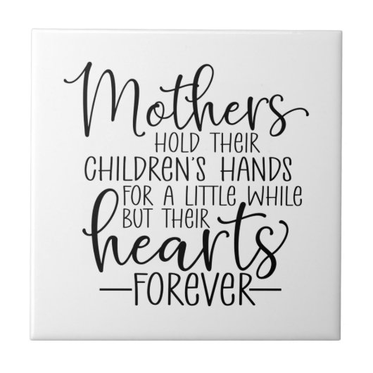 母親が子供の手を少しの間握っている タイル (正面)