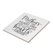 母親が子供の手を少しの間握っている タイル (側面)