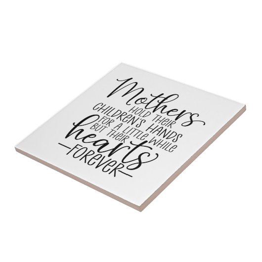 母親が子供の手を少しの間握っている タイル (側面)