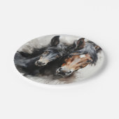 母親と一緒に群がる ペーパープレート (アングル)