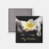 母親のために手に黄色い花 マグネット (正面/裏面)