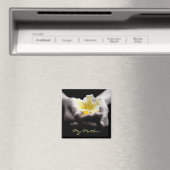 母親のために手に黄色い花 マグネット (インサイチュ (食洗機))