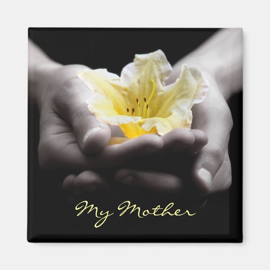 母親のために手に黄色い花 マグネット (正面)