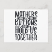 母親はボタンのようなもので、私たちを抱きしめる 案内ポストカード (正面)