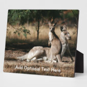 母親カンガルーとジョーイの休息 フォトプラーク (側面)