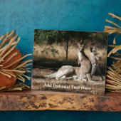 母親カンガルーとジョーイの休息 フォトプラーク (側面)