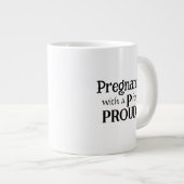 母誇りを持ったの新しい妊娠タイポグラフィギフト ジャンボコーヒーマグカップ (正面右)