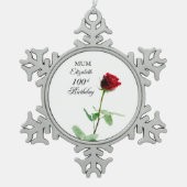 母100誕生日赤バラパーソナライズされた花 スノーフレークピューターオーナメント (正面)