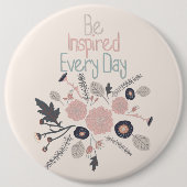 毎インスパイア日ピンク色の花である 缶バッジ (正面)