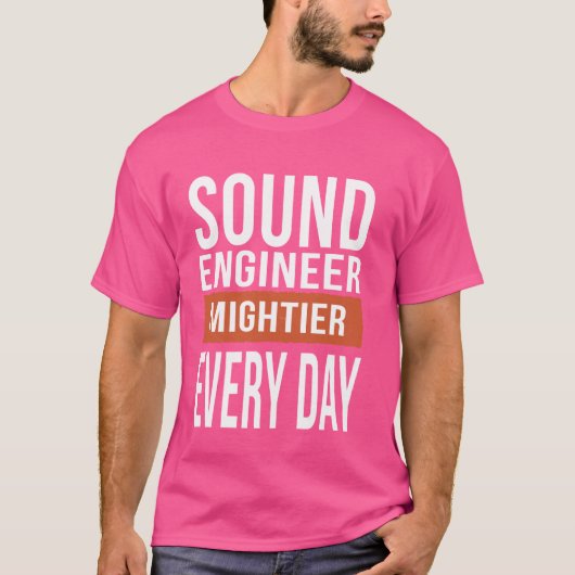 毎日おもしろいサウンドエンジニアが強い Tシャツ (正面)
