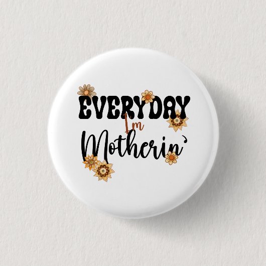 毎日お母さん 缶バッジ (正面)