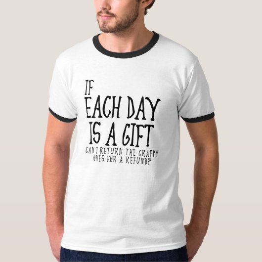 毎日がクソみたいな贈り物 面白いTシャツ Tシャツ (正面)