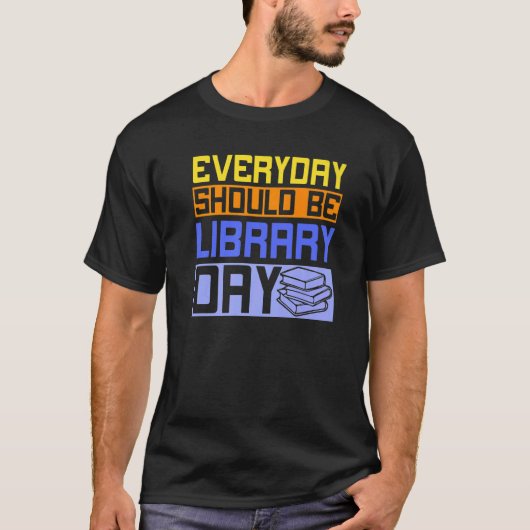 毎日が図書館の日刊本になること Tシャツ (正面)