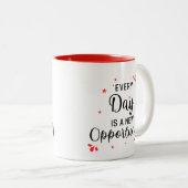 「毎日が新しい機会やる気を起こさせる」 ツートーンマグカップ (正面右)