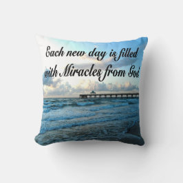 毎日が神の奇跡だ クッション
