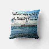 毎日が神の奇跡だ クッション (裏面)