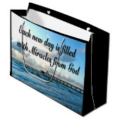 毎日が神の奇跡だ ラージペーパーバッグ (正面アングル)