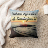 毎日が神の奇跡である クッション (ブランケット)