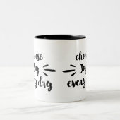 毎日の喜びを選やる気を起こさせるぶ引用文 ツートーンマグカップ (中央)