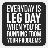 毎日は足の日 – おもしろいノベルティスクワットトレーニング スクエアシール (正面)